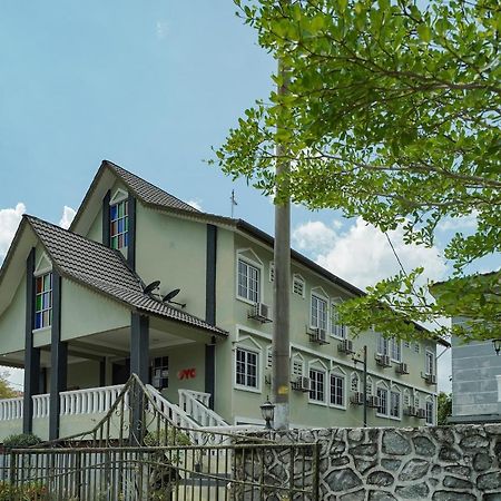 Oyo 90451 Bangi Moya Guesthouse Kültér fotó