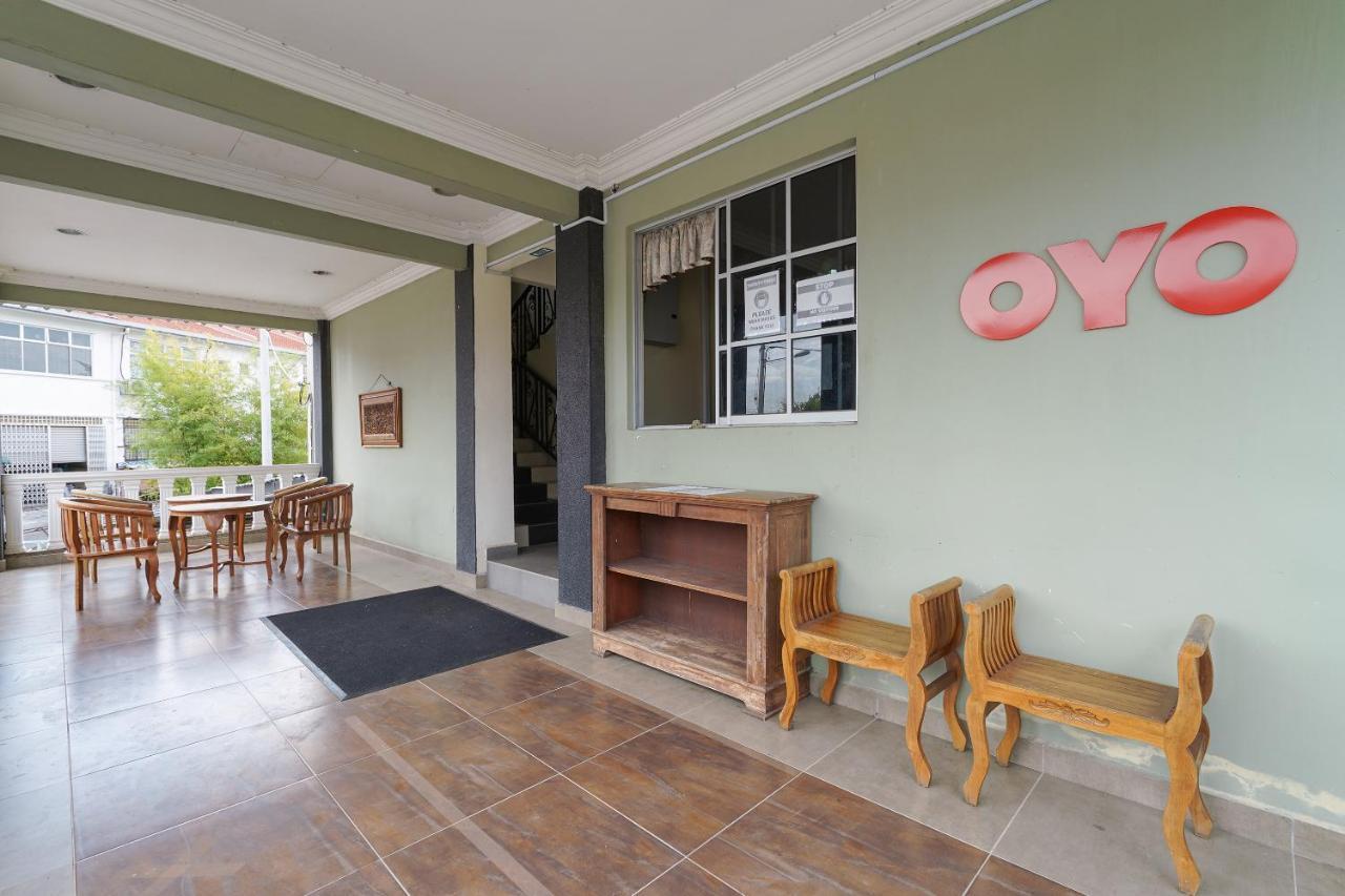 Oyo 90451 Bangi Moya Guesthouse Kültér fotó