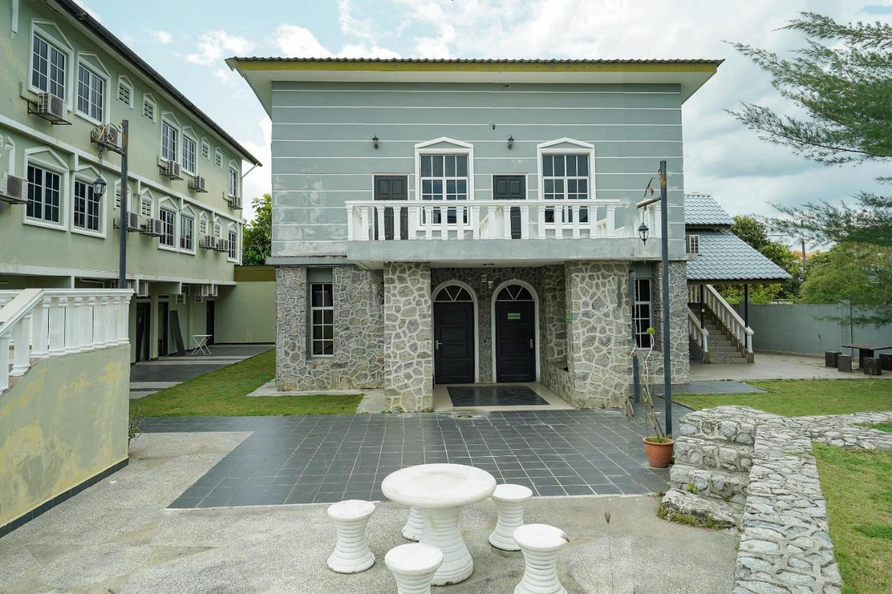 Oyo 90451 Bangi Moya Guesthouse Kültér fotó