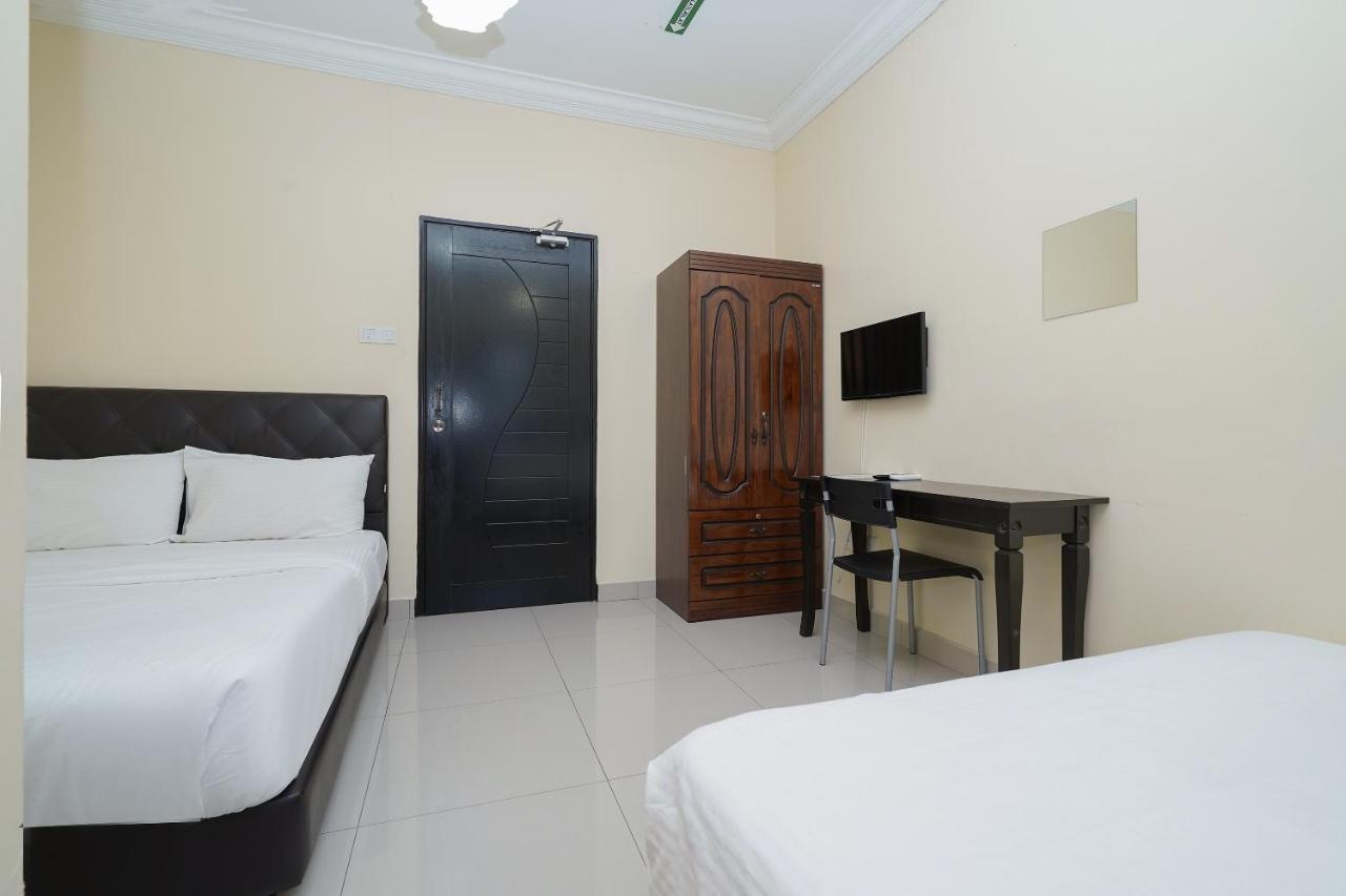 Oyo 90451 Bangi Moya Guesthouse Kültér fotó